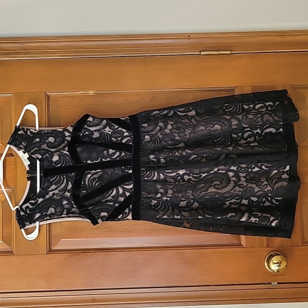 Super cool dress size S. lace look lined with velvet.
